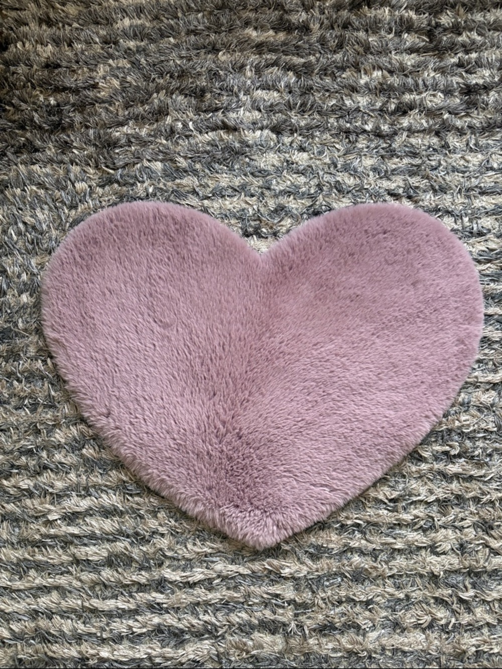 Plush Heart-Shaped Accent Luxe Faux Fur Rug in Dusty Pink